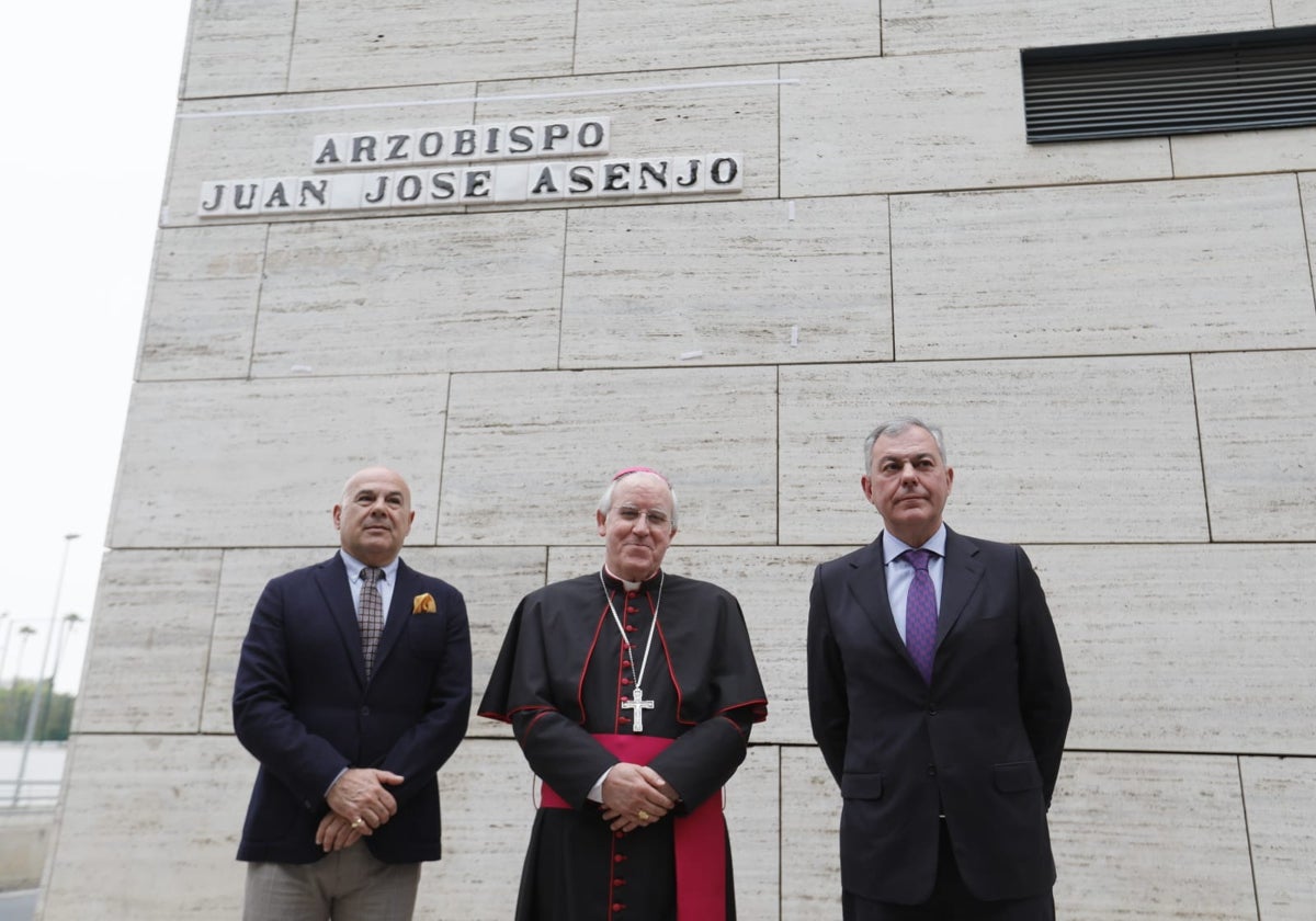 De izquierda a derecha, Francisco Carrera Iglesias, Paquili; José Ángel Saiz Meneses y José Luis Sanz