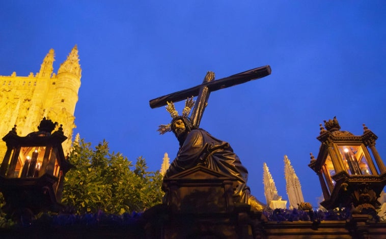 Imagen principal - Las cofradías del Cristo de la Corona y de Pasión y Muerte pusieron el contrapunto a la emoción desbordada que se vivió desde primera hora de la tarde en los barrios de la ciudad