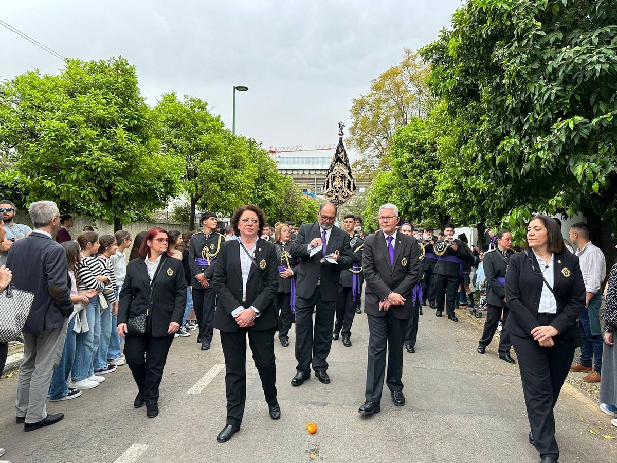 Seiscientos nazarenos acompañan al Cristo de la Misión y a la Virgen del Amparo el Viernes de Dolores