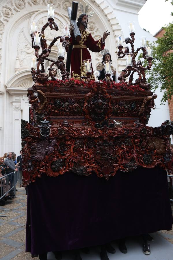 Seiscientos nazarenos acompañan al Cristo de la Misión y a la Virgen del Amparo el Viernes de Dolores