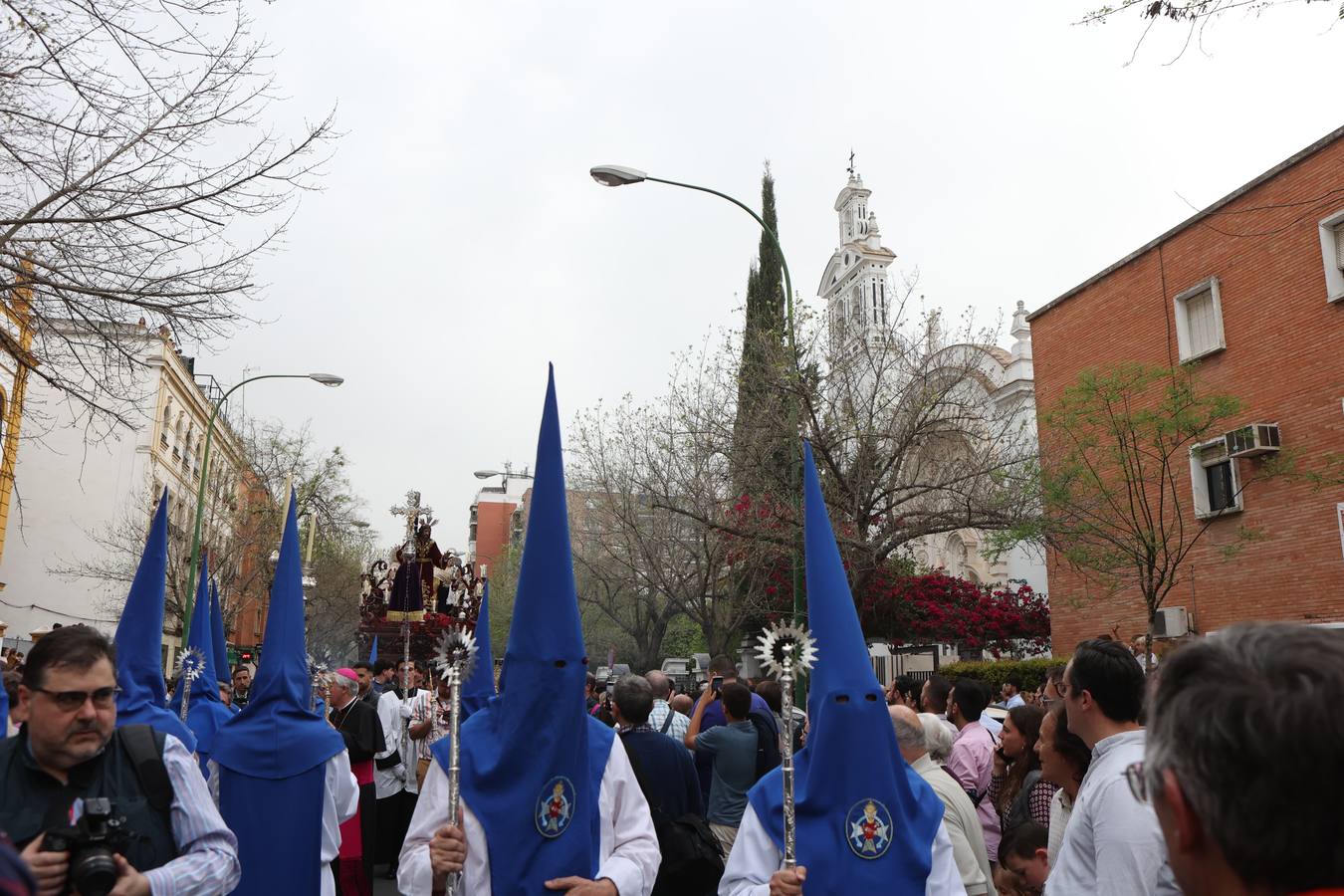 Seiscientos nazarenos acompañan al Cristo de la Misión y a la Virgen del Amparo el Viernes de Dolores