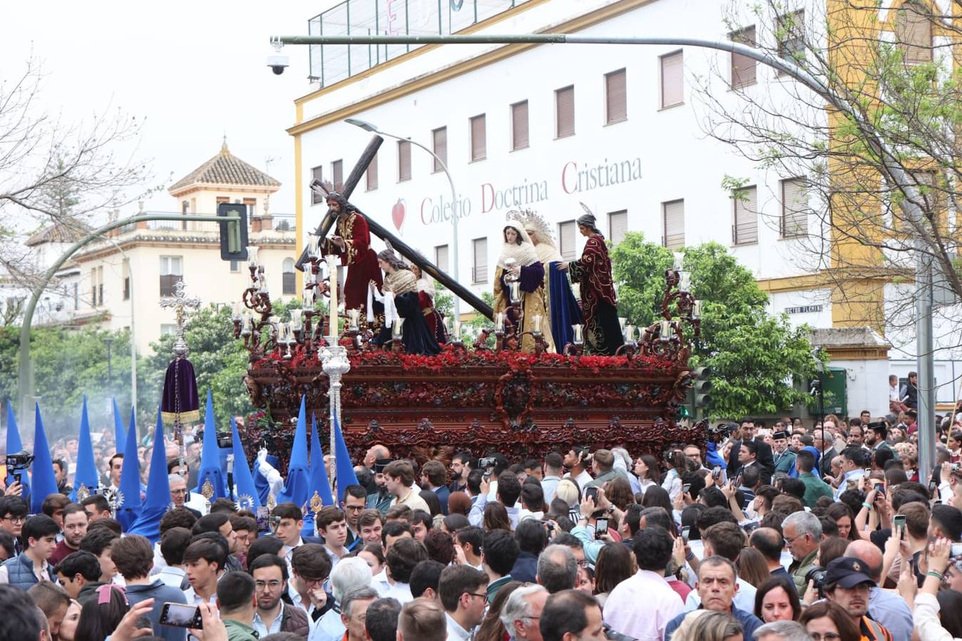 Seiscientos nazarenos acompañan al Cristo de la Misión y a la Virgen del Amparo el Viernes de Dolores