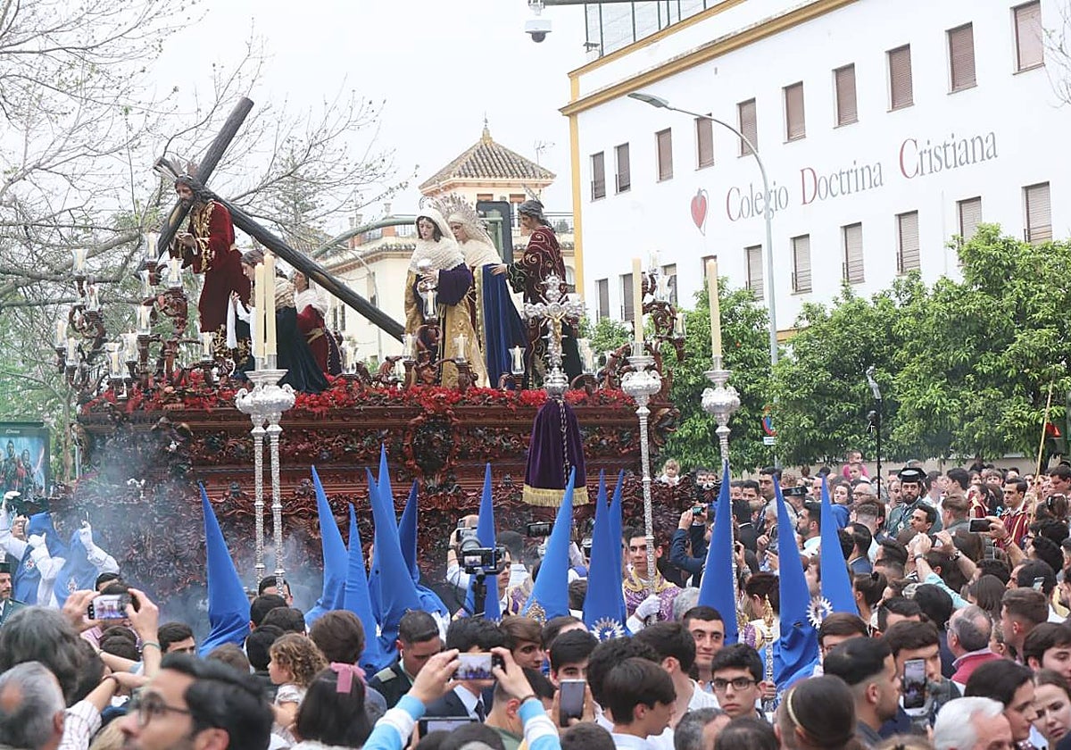 La hermandad que sale de la parroquia de San Antonio María Claret estuvo acompañada por su barrio en todo momento