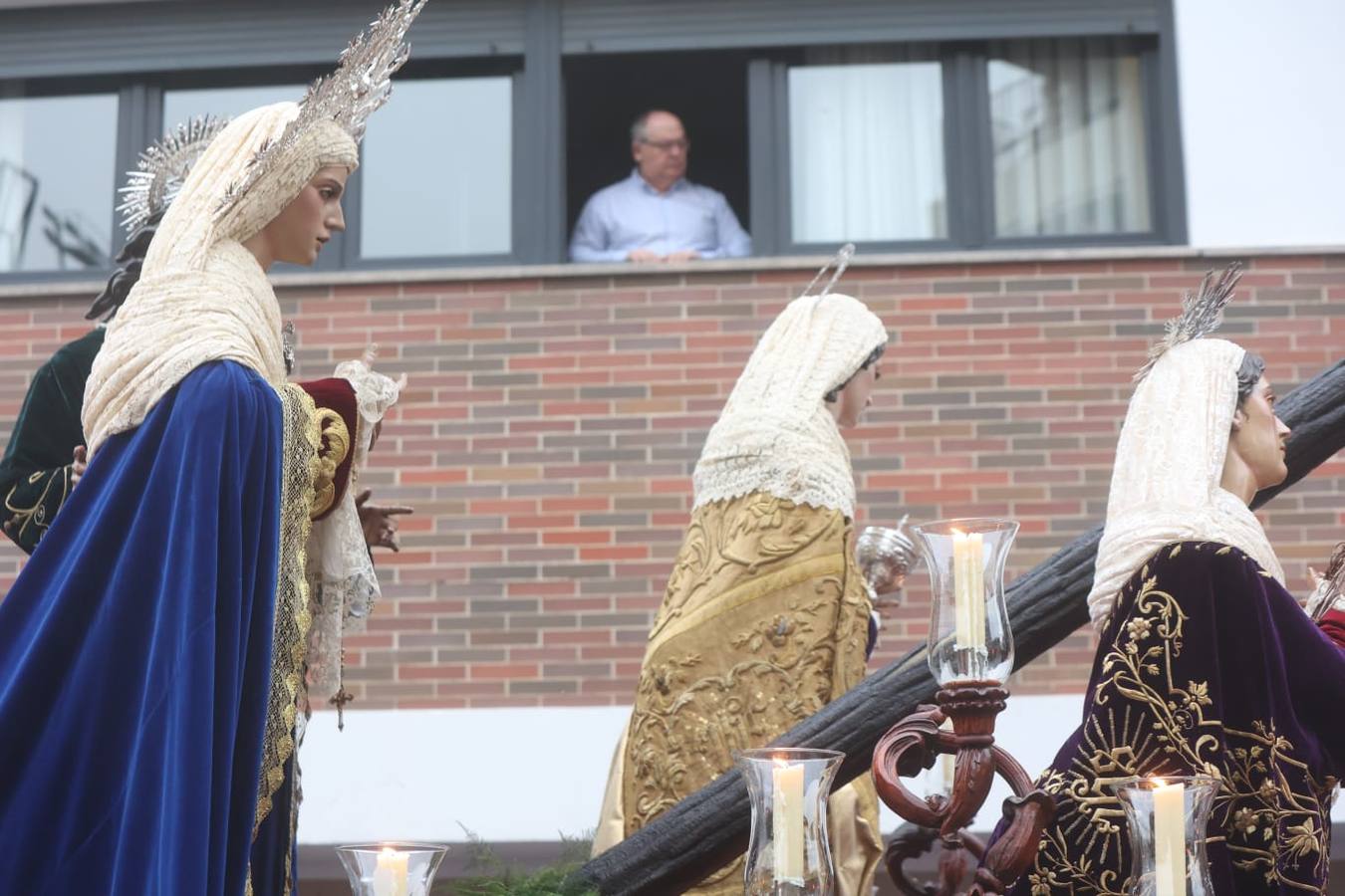Seiscientos nazarenos acompañan al Cristo de la Misión y a la Virgen del Amparo el Viernes de Dolores