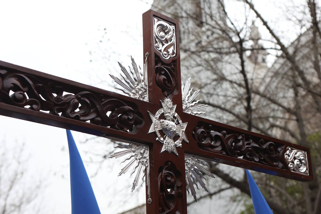 Seiscientos nazarenos acompañan al Cristo de la Misión y a la Virgen del Amparo el Viernes de Dolores