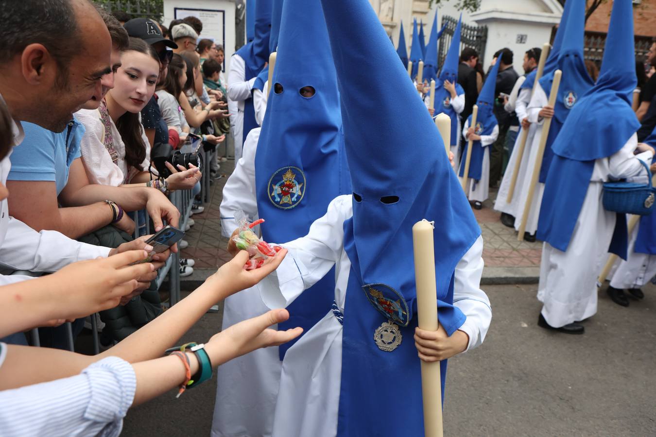 Seiscientos nazarenos acompañan al Cristo de la Misión y a la Virgen del Amparo el Viernes de Dolores