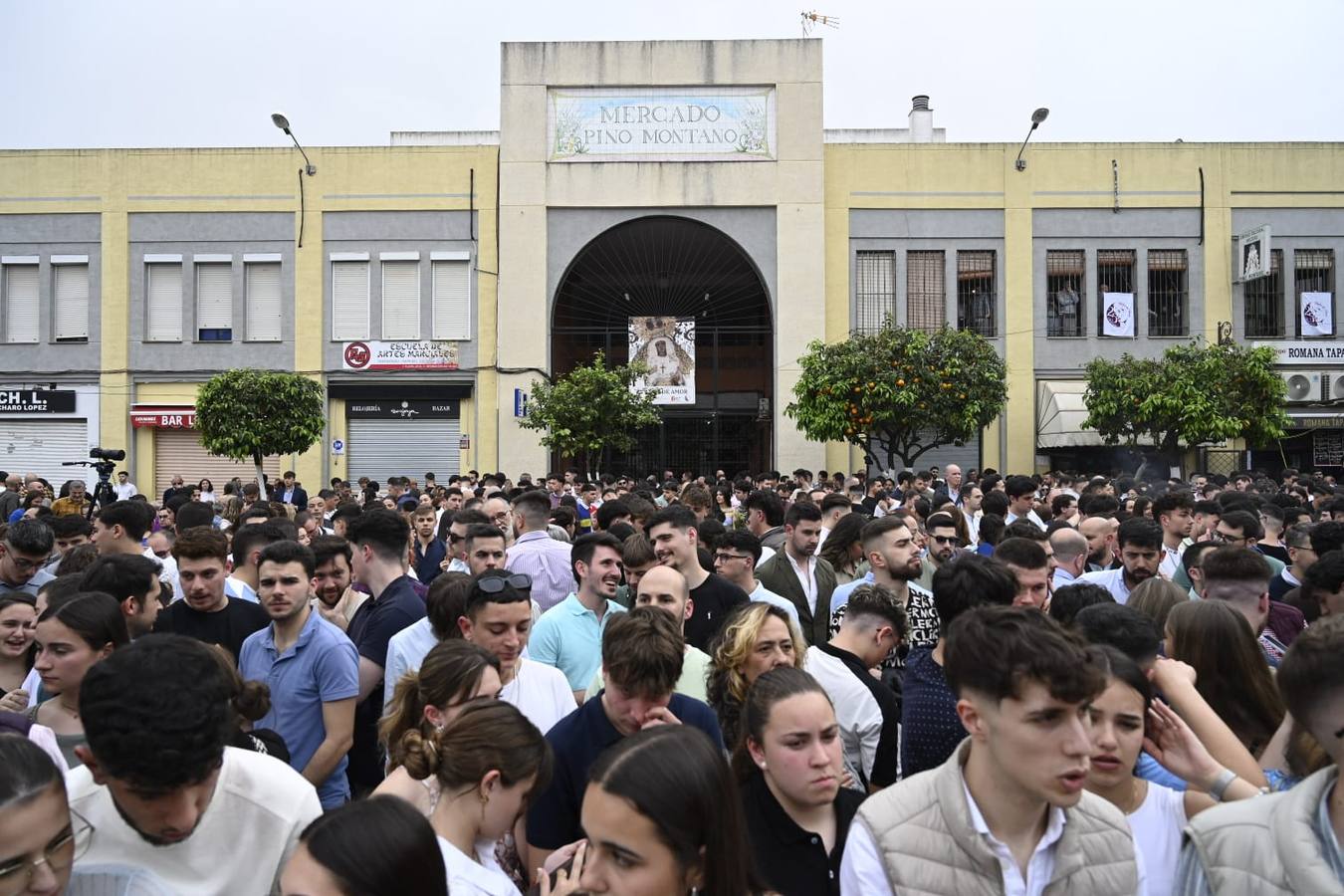 El barrio de Pino Montano arropó a su hermandad en el 25 aniversario de la Virgen del Amor