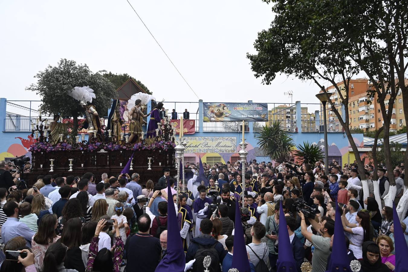 El barrio de Pino Montano arropó a su hermandad en el 25 aniversario de la Virgen del Amor