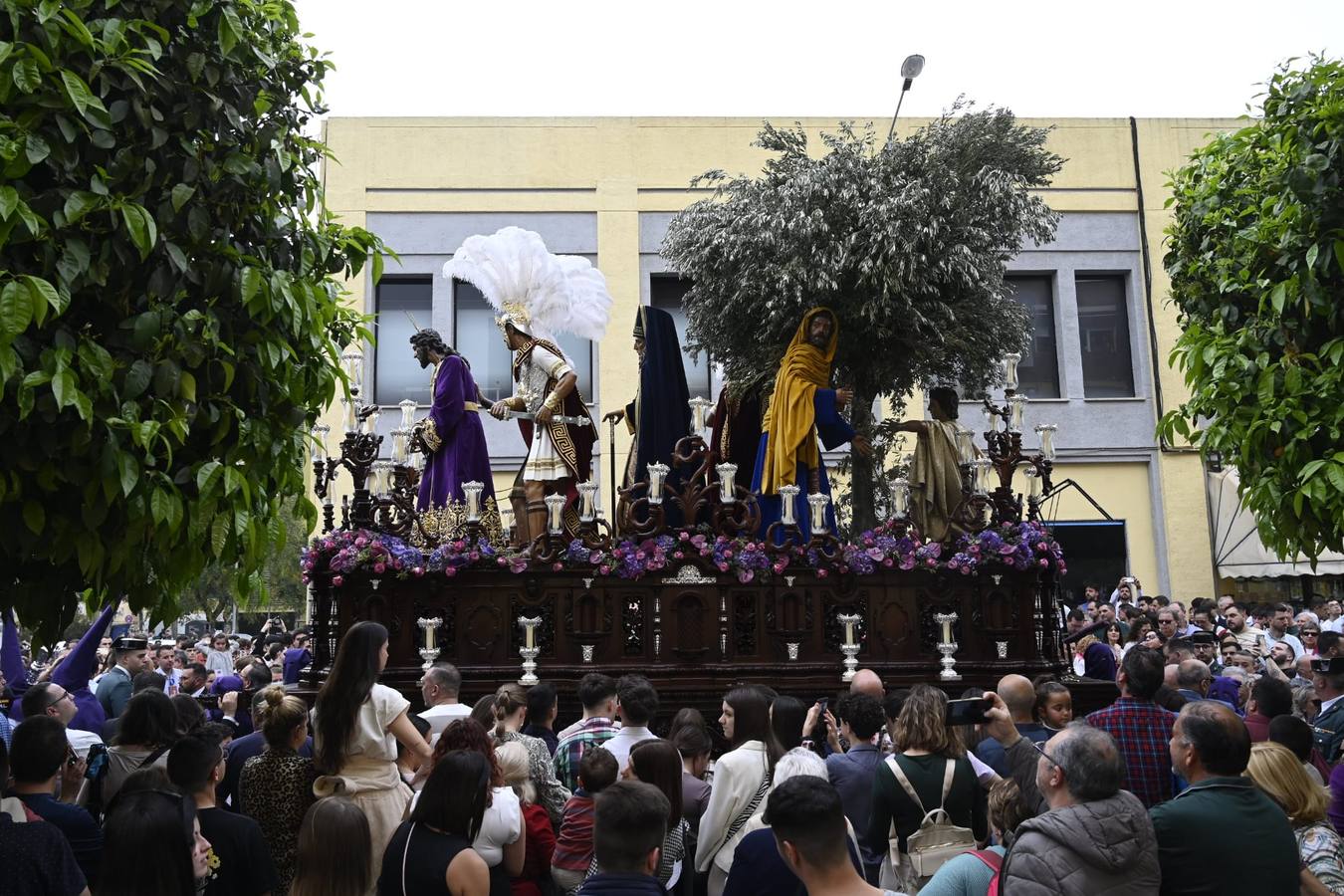 El barrio de Pino Montano arropó a su hermandad en el 25 aniversario de la Virgen del Amor