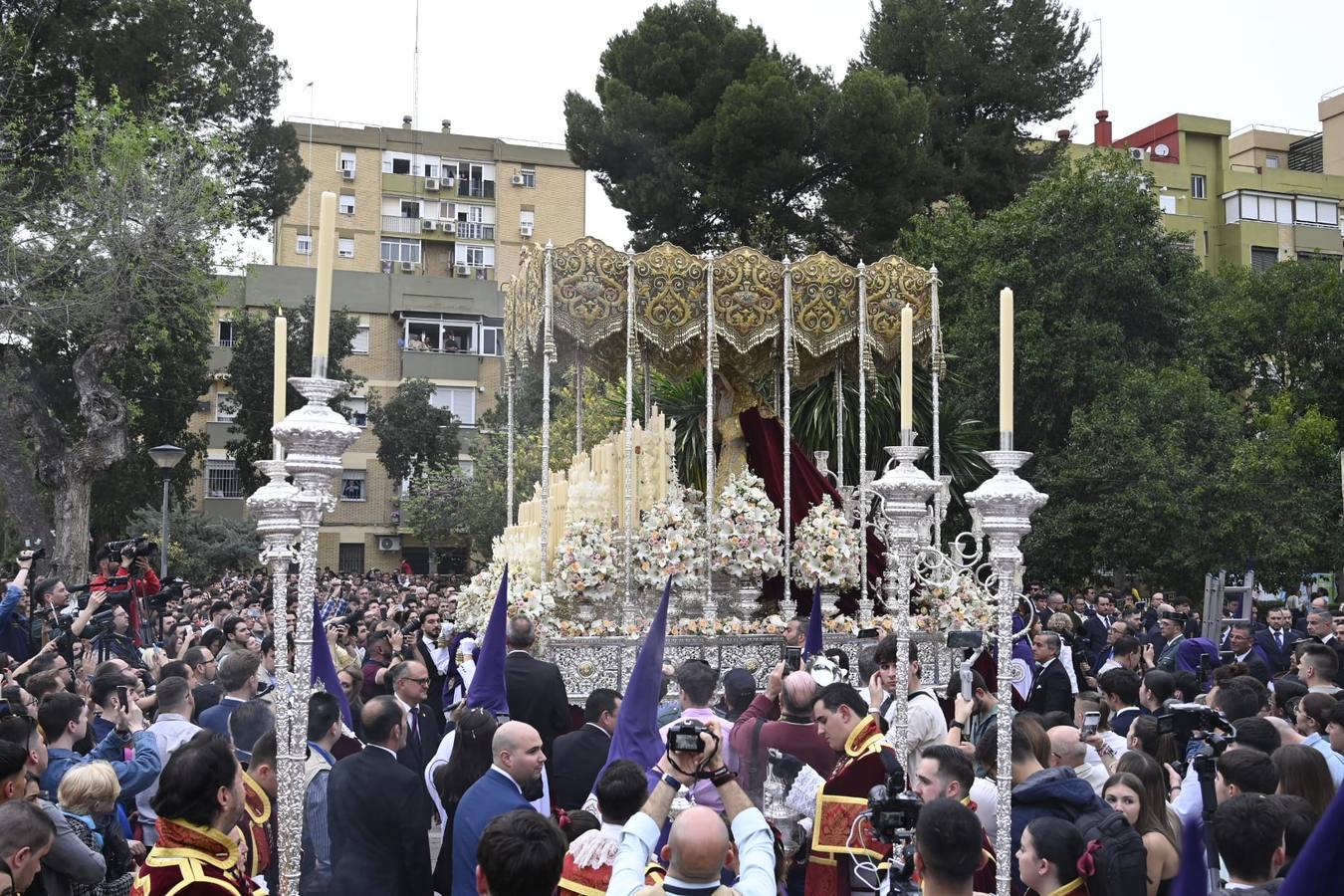 El barrio de Pino Montano arropó a su hermandad en el 25 aniversario de la Virgen del Amor