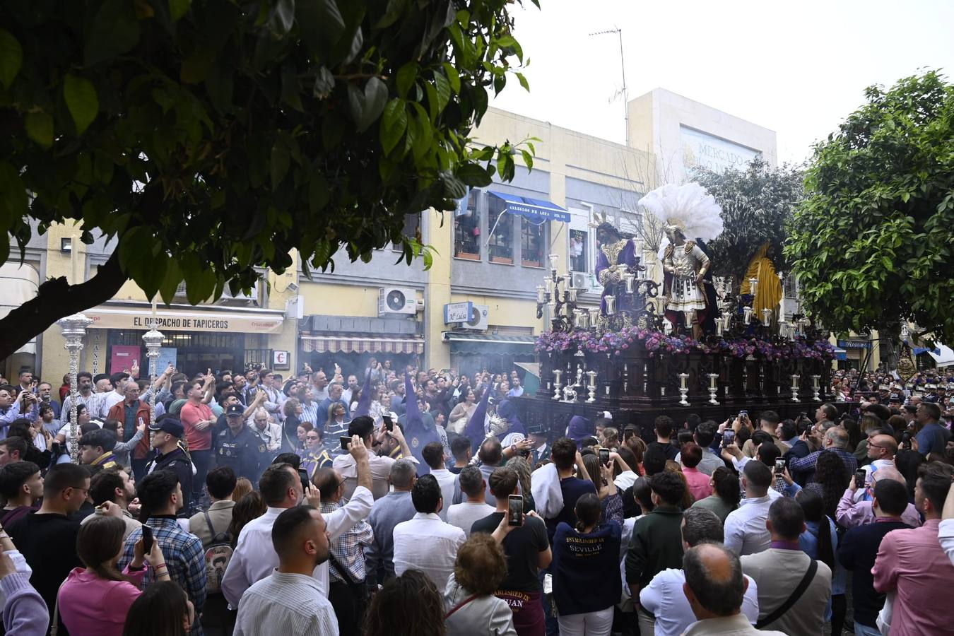 El barrio de Pino Montano arropó a su hermandad en el 25 aniversario de la Virgen del Amor