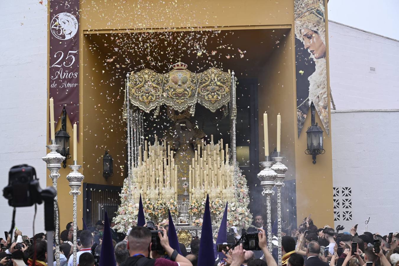 El barrio de Pino Montano arropó a su hermandad en el 25 aniversario de la Virgen del Amor