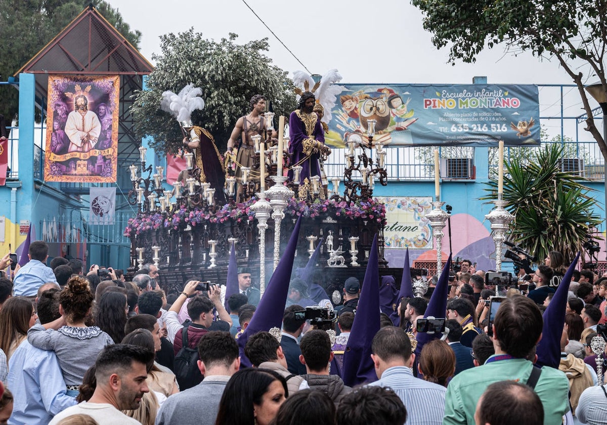 El misterio de la hermandad de Pino Montano a la salida de su parroquia