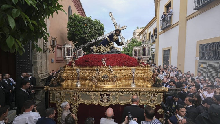 Salida de la hermandad de Las Penas de la parroquia de San Vicente