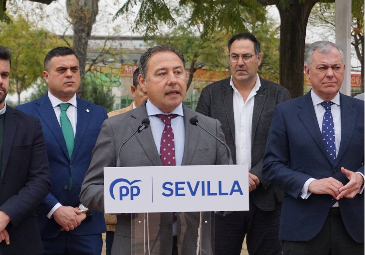 Ricardo Sánchez, junto a José Luis Sanz, y otros cargos del PP