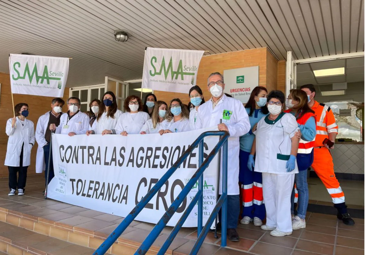 Protesta de sanitarios contra las agresiones en un centro de salud de la provincia de Sevilla