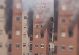 Una mujer herida y trasladada al hospital tras un aparatoso incendio en un piso de Sevilla Este