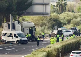 La Guardia Civil descarta la relación entre varios coches con garrafas de combustible y el accidente mortal de Los Palacios