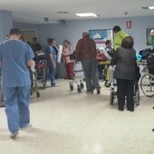 Pacientes esperan consulta en un hospital sevillano