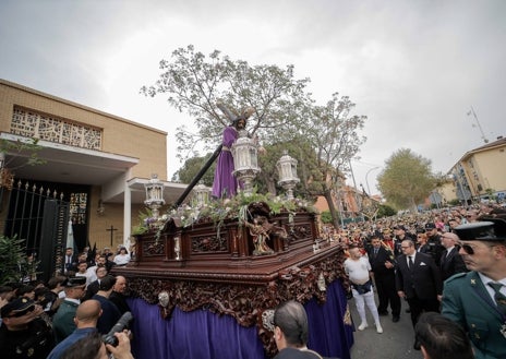 Imagen secundaria 1 - La hermandad de los Dolores de Torreblanca y del Divino Perdón de Alcosa llevaron la devoción a los barrios del distrito este
