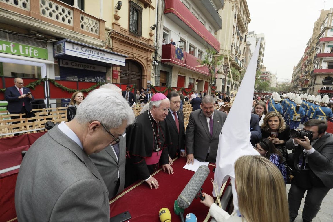 La Borriquita realiza su estación de penitencia este Domingo de Ramos a paso acelerado debido a los partes meteorológicos
