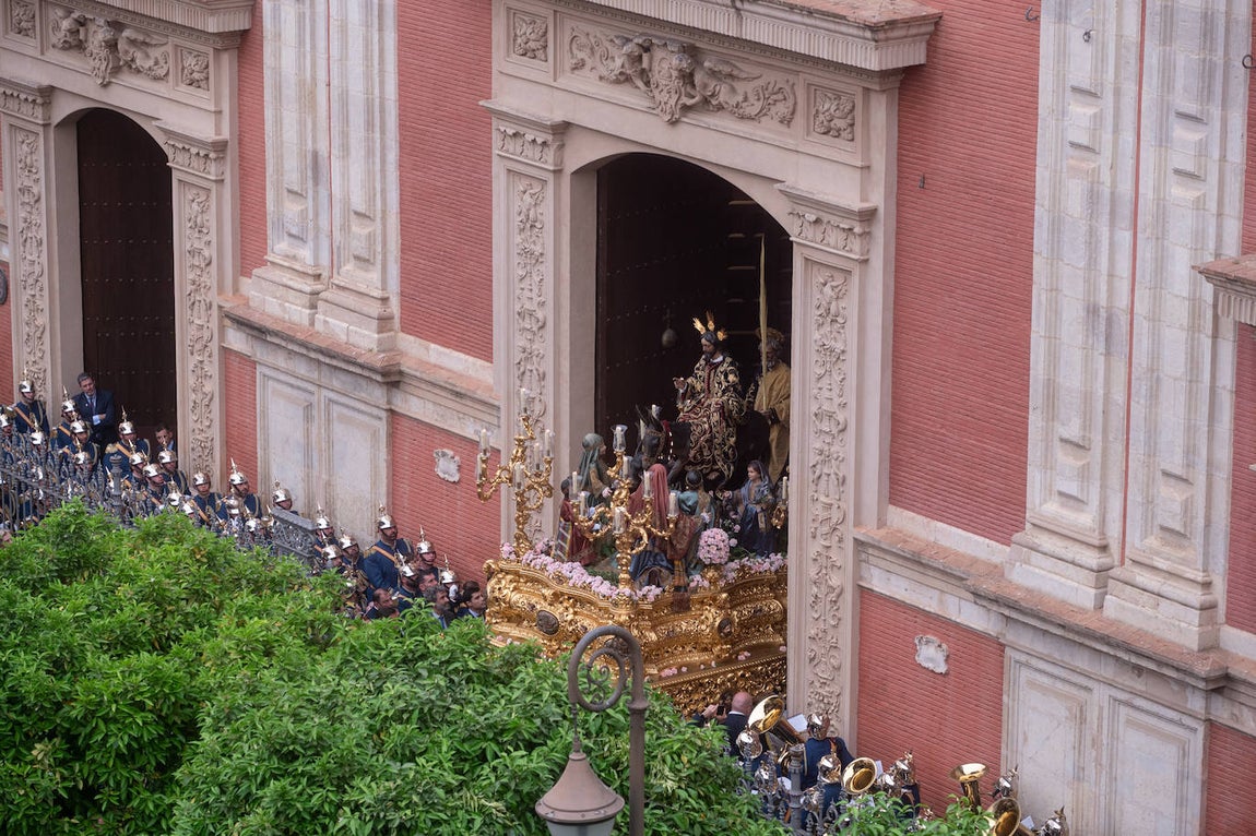 La Borriquita realiza su estación de penitencia este Domingo de Ramos a paso acelerado debido a los partes meteorológicos