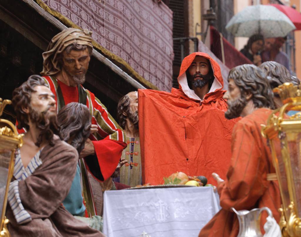 El Señor de la Humildad y Paciencia protegido de la lluvia con un capote