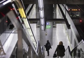 Enormes colas en la estación del Metro de la Puerta de Jerez al limitarse sólo a salidas
