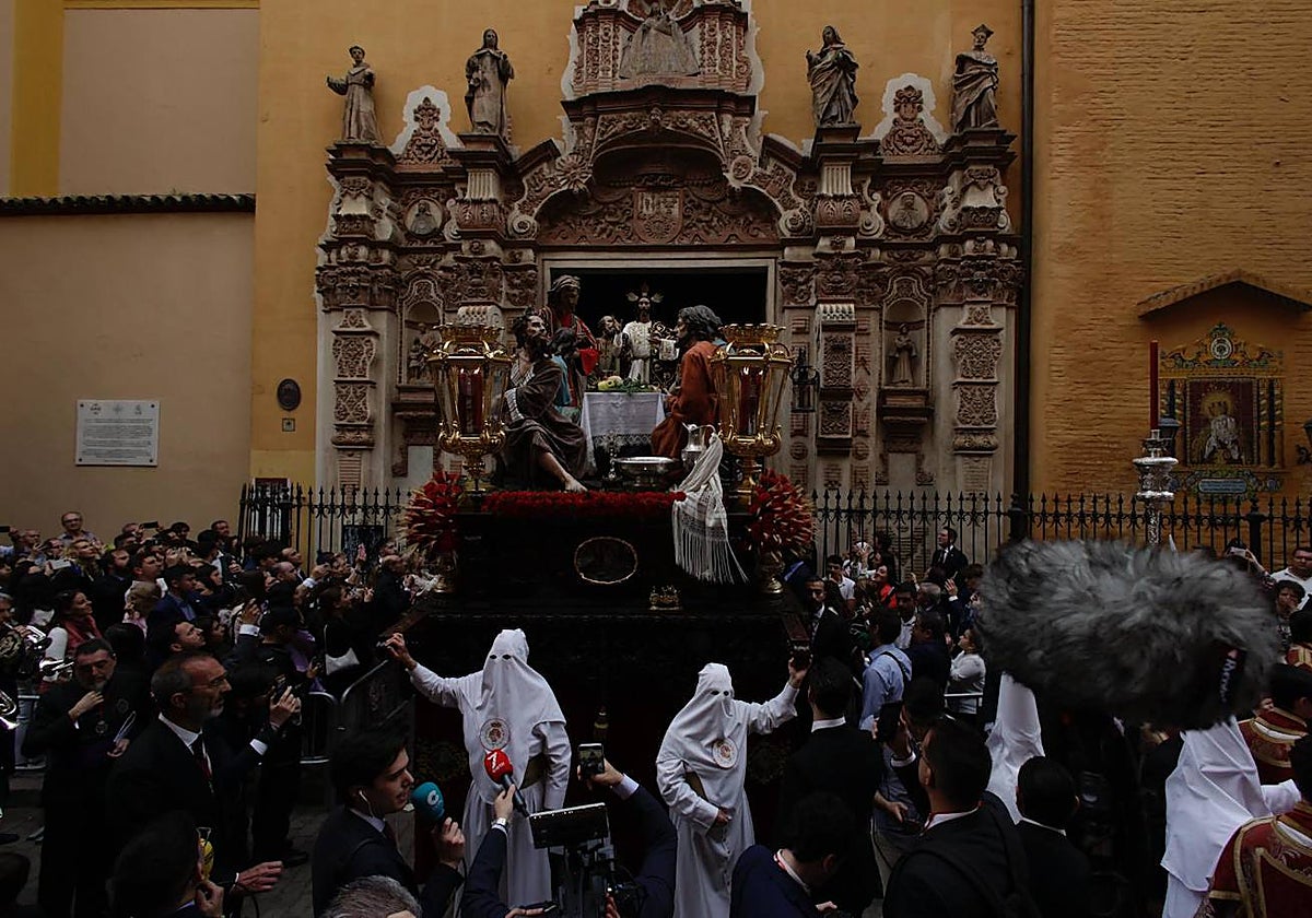 La hermandad de la Cena realiza su estación de penitencia a la Santa Iglesia Catedral este Domingo de Ramos