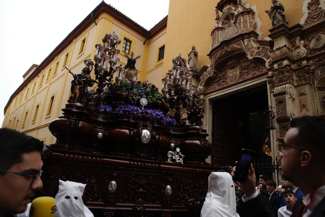 La hermandad de la Cena realiza su estación de penitencia  a la Santa Iglesia Catedral este Domingo de Ramos