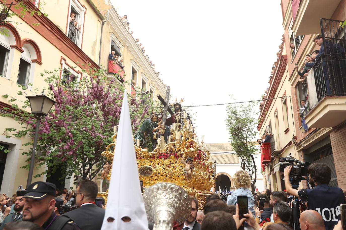 La Paz realiza su estación de penitencia a pesar de la lluvia de barro 