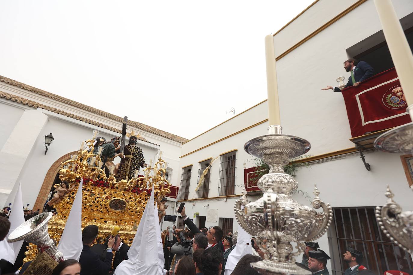 La Paz realiza su estación de penitencia a pesar de la lluvia de barro 