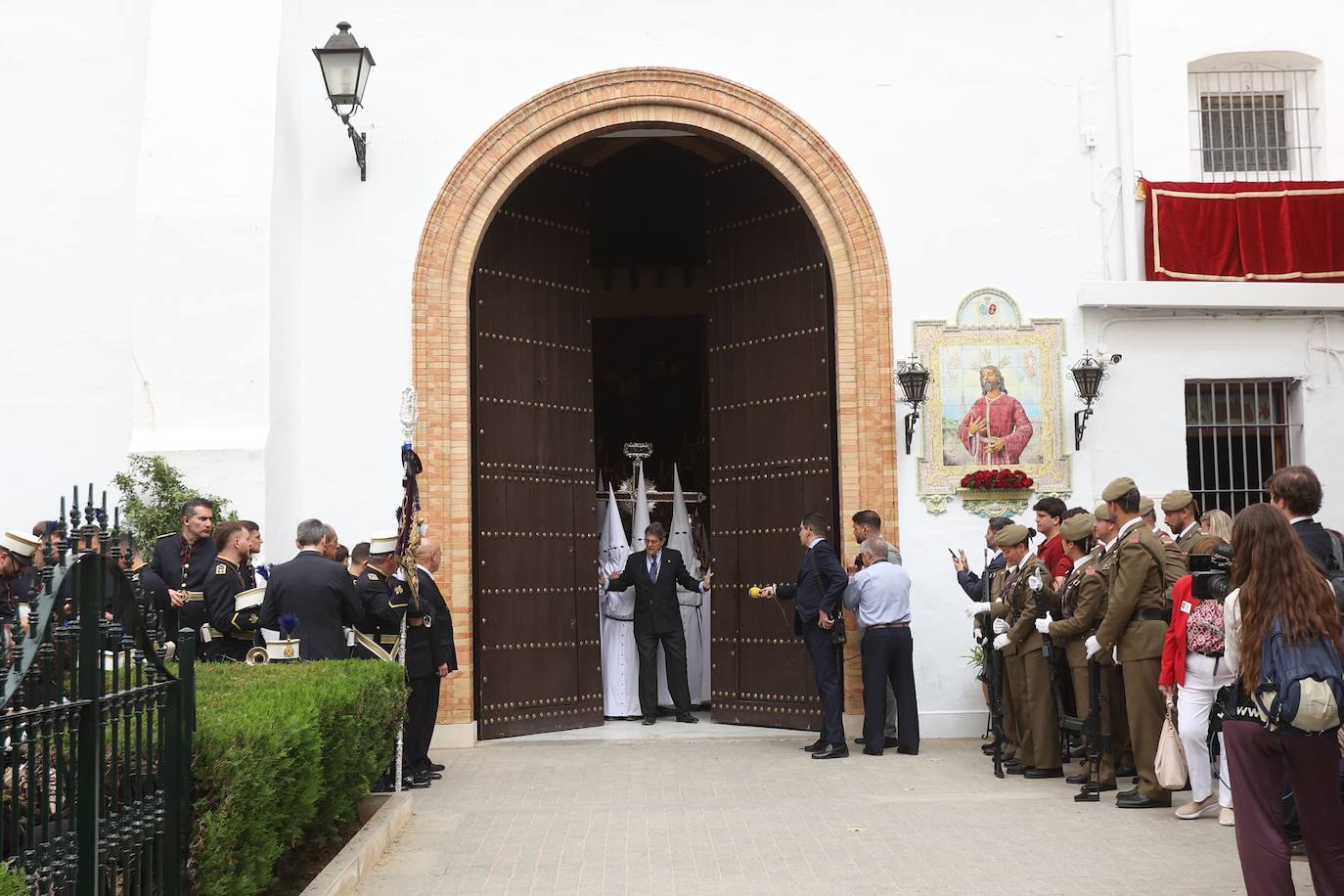 La Paz realiza su estación de penitencia a pesar de la lluvia de barro 