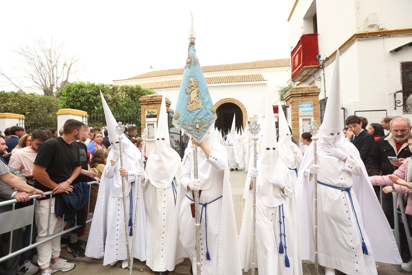 La Paz realiza su estación de penitencia a pesar de la lluvia de barro 