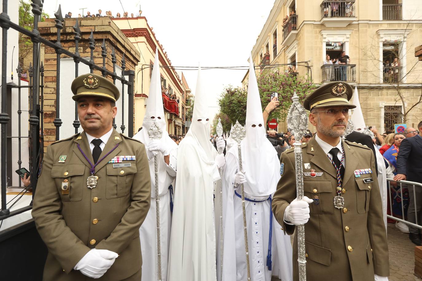 La Paz realiza su estación de penitencia a pesar de la lluvia de barro 