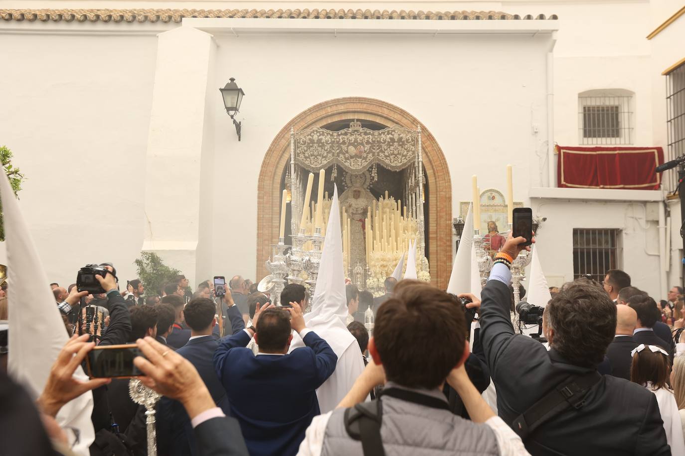 La Paz realiza su estación de penitencia a pesar de la lluvia de barro 