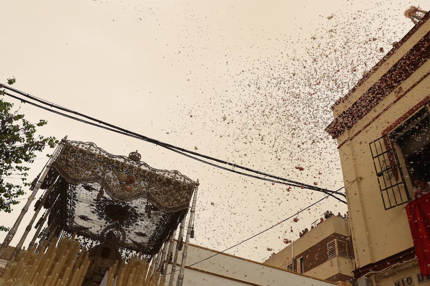 La Paz realiza su estación de penitencia a pesar de la lluvia de barro 