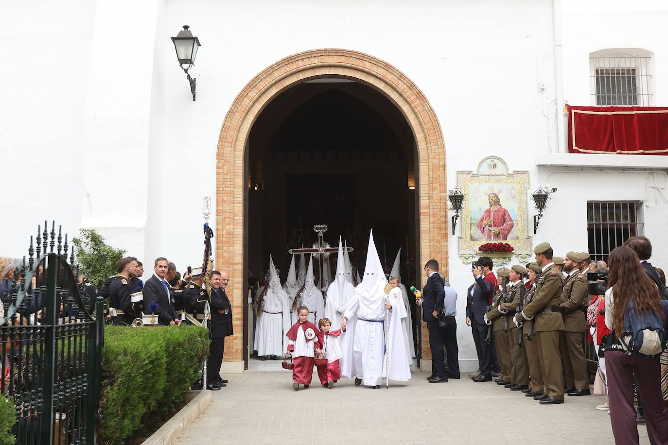 La Paz realiza su estación de penitencia a pesar de la lluvia de barro 