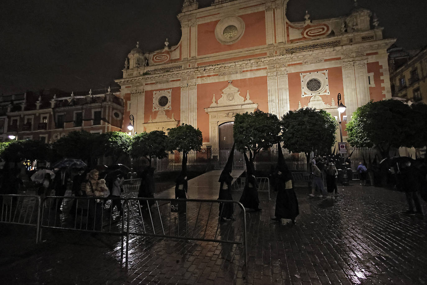 La estación de penitencia de la hermandad del Amor ha sido imposible por la lluvia