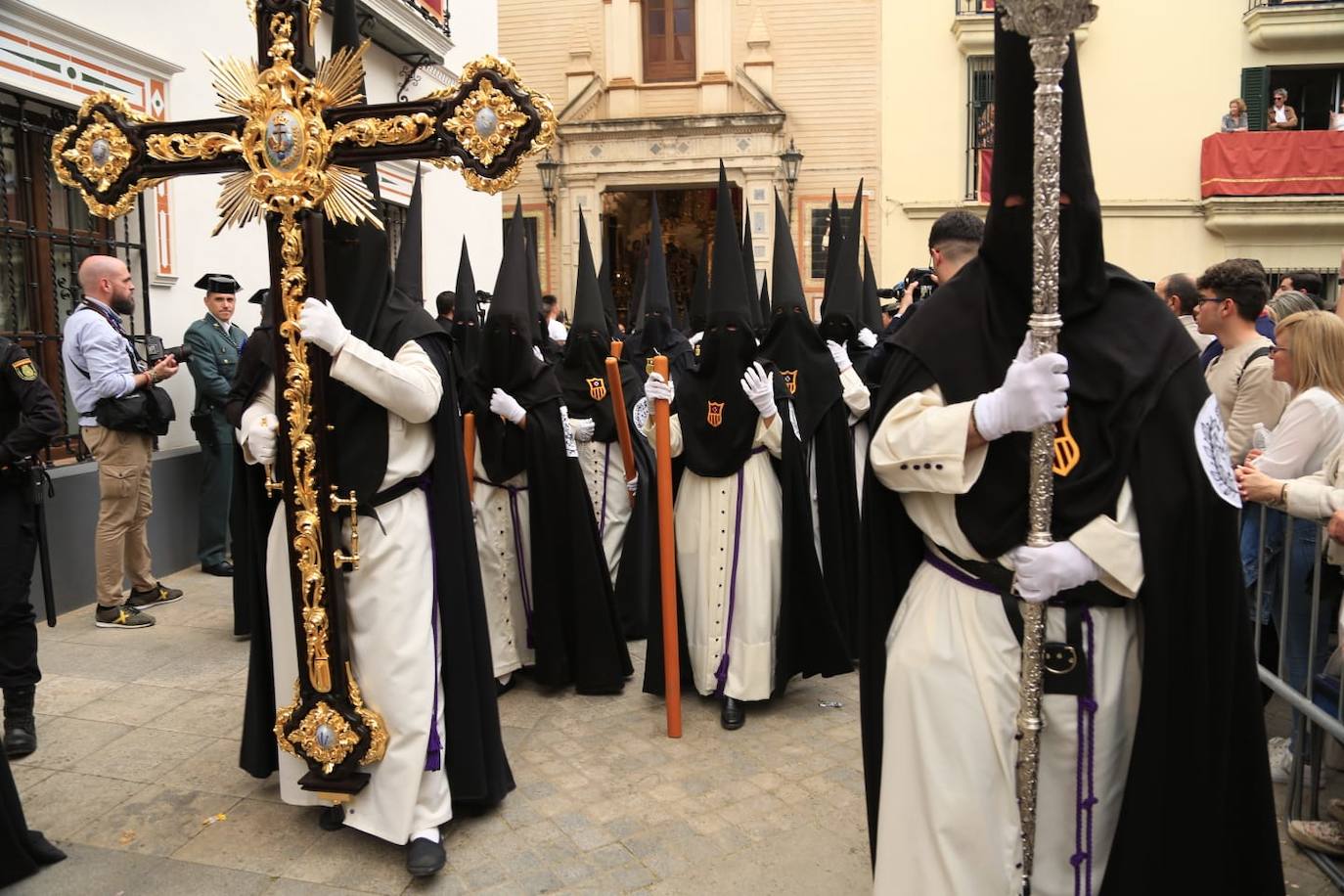 La hermandad de Jesús Despojado realiza su estación de penitencia con normalidad a pesar de las previsiones meteorológicas