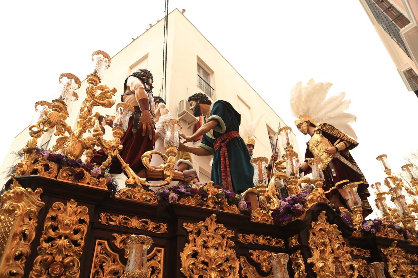 La hermandad de Jesús Despojado realiza su estación de penitencia con normalidad a pesar de las previsiones meteorológicas