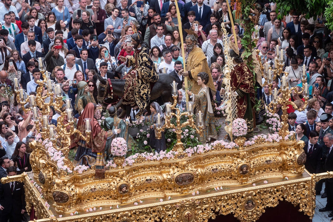 La Borriquita realiza su estación de penitencia este Domingo de Ramos a paso acelerado debido a los partes meteorológicos