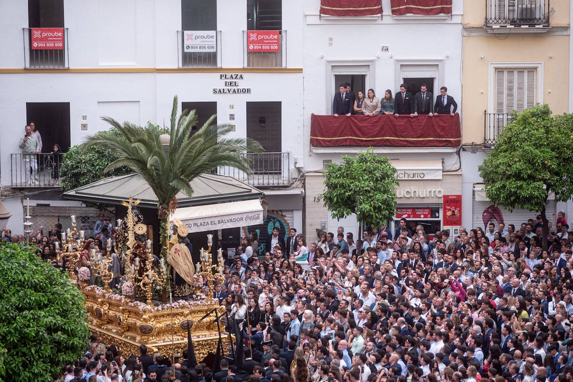 La Borriquita realiza su estación de penitencia este Domingo de Ramos a paso acelerado debido a los partes meteorológicos