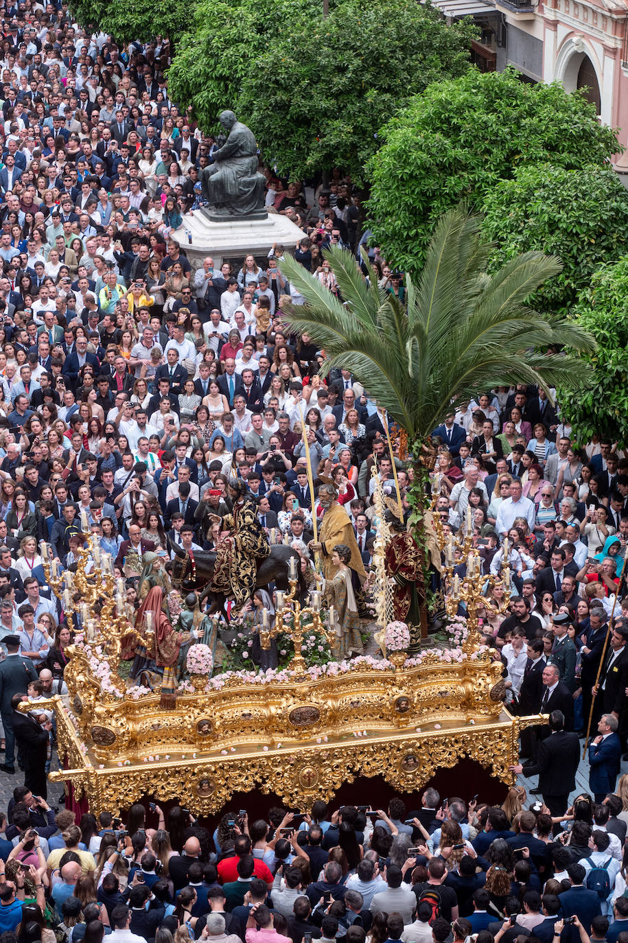 La Borriquita realiza su estación de penitencia este Domingo de Ramos a paso acelerado debido a los partes meteorológicos
