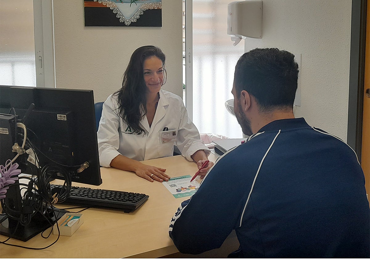 La doctora Sara Eichau atiende a un paciente en su consulta
