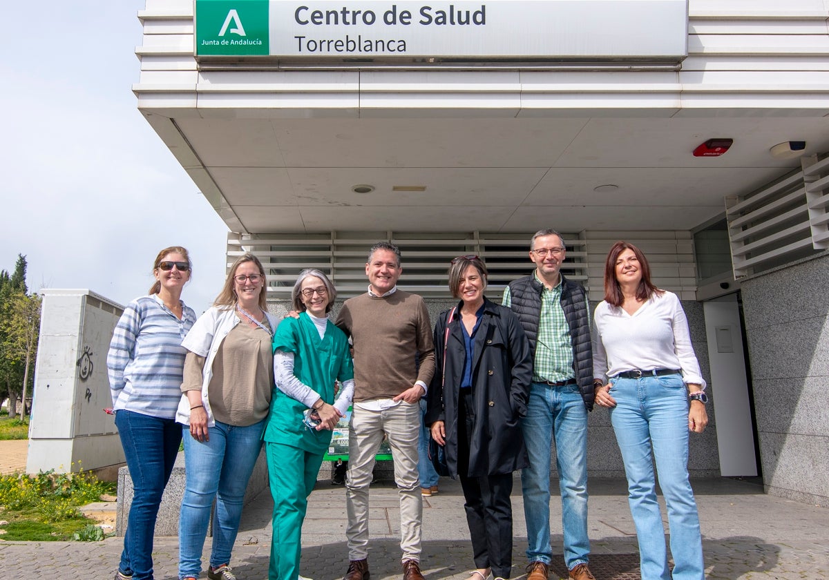 Inmaculada Alcántara (enfermera gestora de casos); Rocío Flores (enfermera), Sara Louise Gómez (médico de familia); Javier Ruiz (director), Alejandra Morilla (coordinadora de Cuidados); Santiago Luque (responsable de Atención al Ciudadano); y Margarita Lara (trabajadora social). Falta en la foto la matrona María Dolores Rodríguez-Lepina