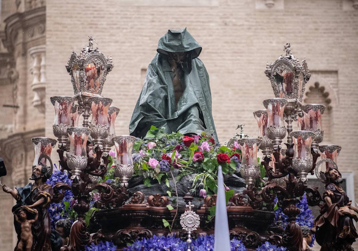 El Cristo de la Humildad y Paciencia, cubierto con un chubasquero, se refugia en la Catedral