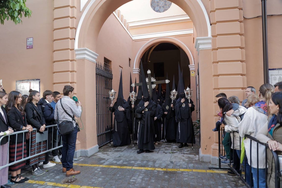 El impresionante paso de Santa Marta, en su salida este Lunes Santo 