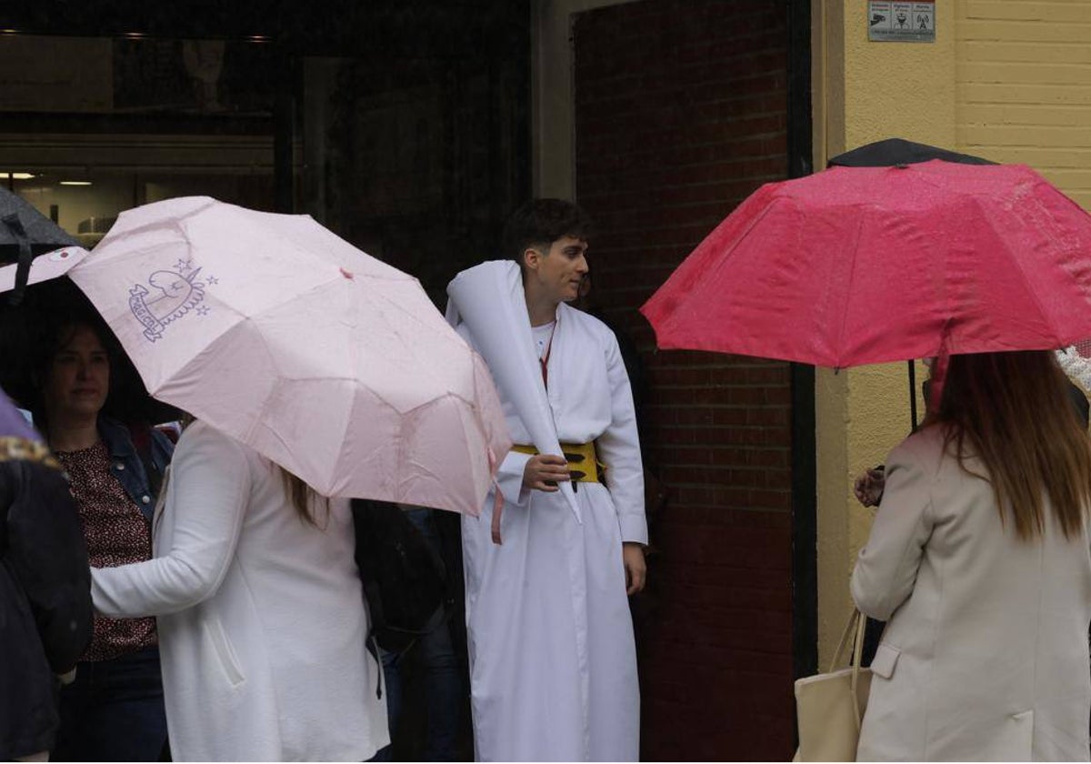 Un nazareno de San Gonzalo esperando la decisión de la Junta de Gobierno