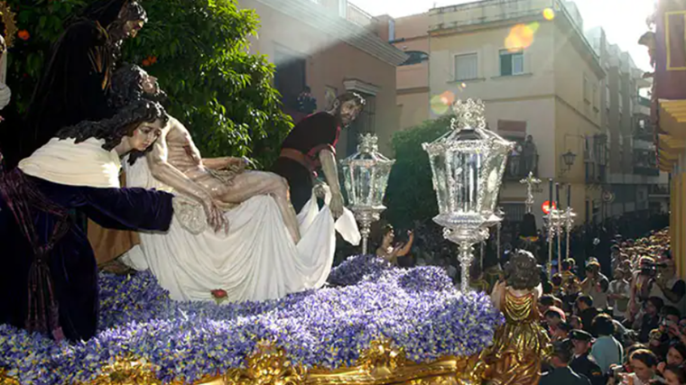 La rosa bajo la mano del Cristo de la Caridad, en el paso de misterio de la Hermandad de Santa Marta